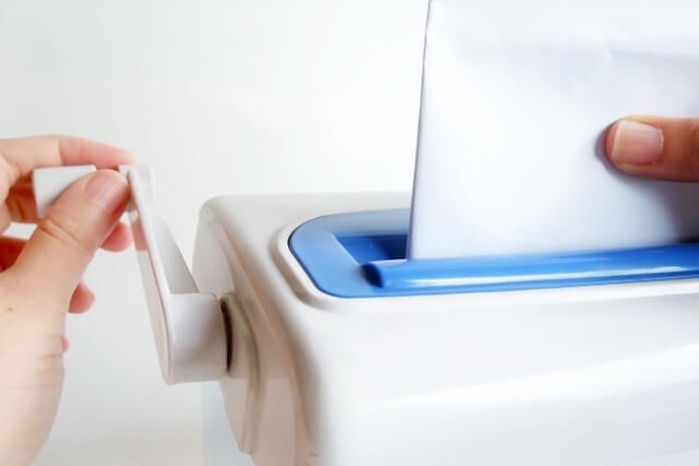 手動シュレッダーに紙を入れる様子の画像