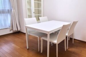 テーブルの処分方法！粗大ごみでの出し方や費用相場・素材別の注意点を解説