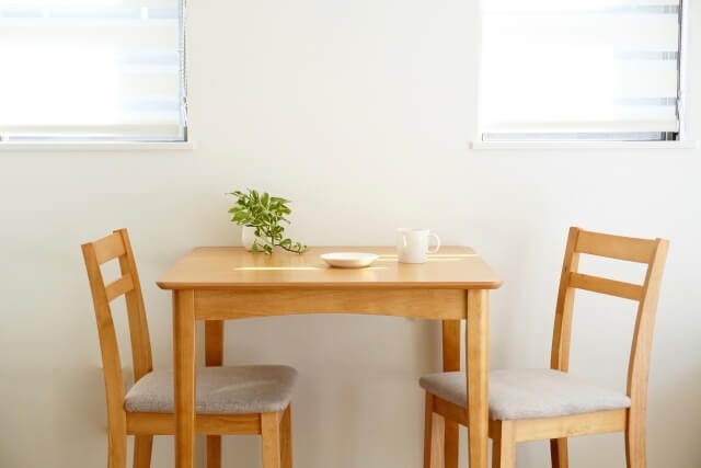 2人掛けの木製ダイニングテーブルの画像