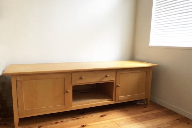 テレビを撤去した空の木製テレビ台の画像