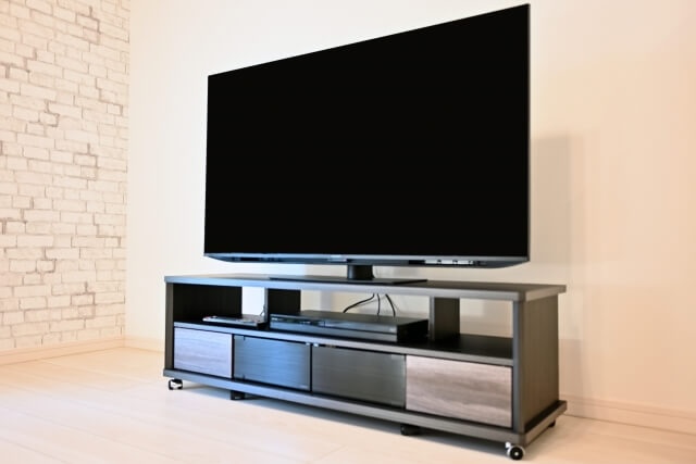 黒いキャスター付きテレビ台の画像