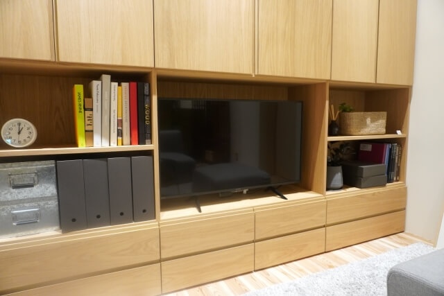 ハイタイプの壁面木製テレビ台の画像