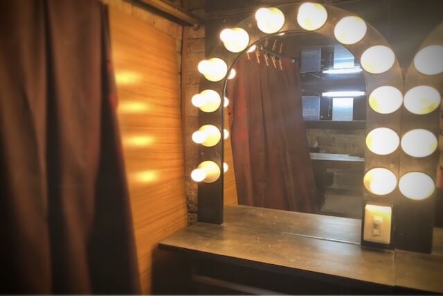 ライトが付いた大型鏡台