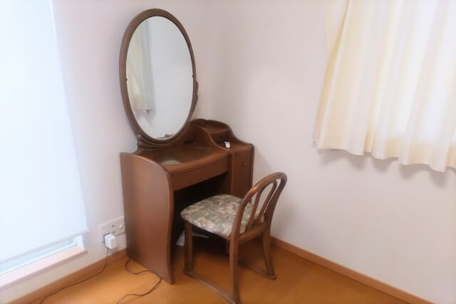 古い木製の鏡台と椅子