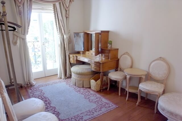 室内に置かれたアンティーク鏡台