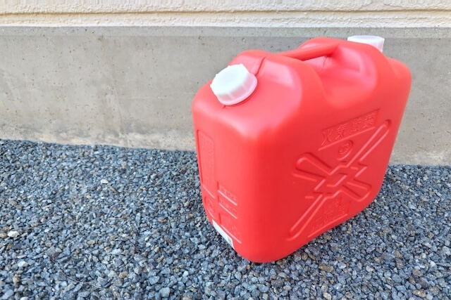 赤いガソリンタンク