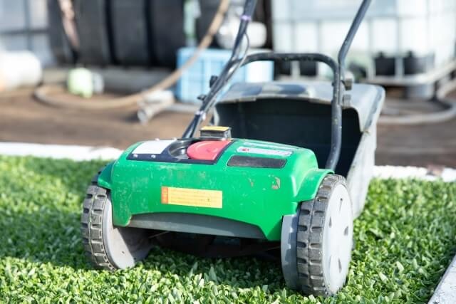 緑色の芝刈り機