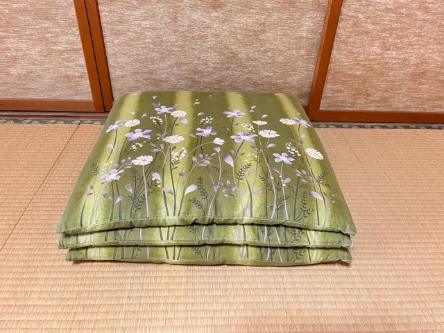畳の上に積まれた3枚の座布団