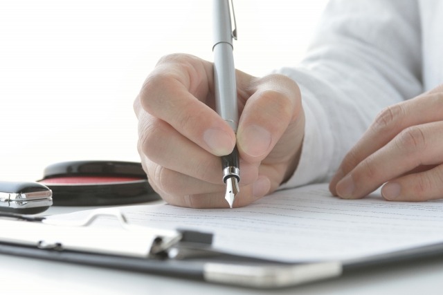 バインダーの書類に記入する様子
