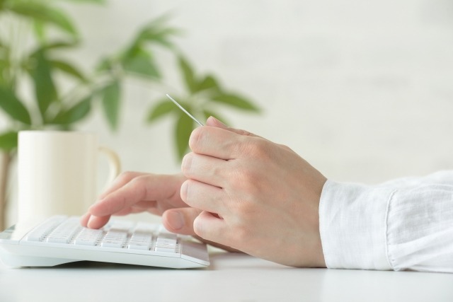 白いキーボードと手