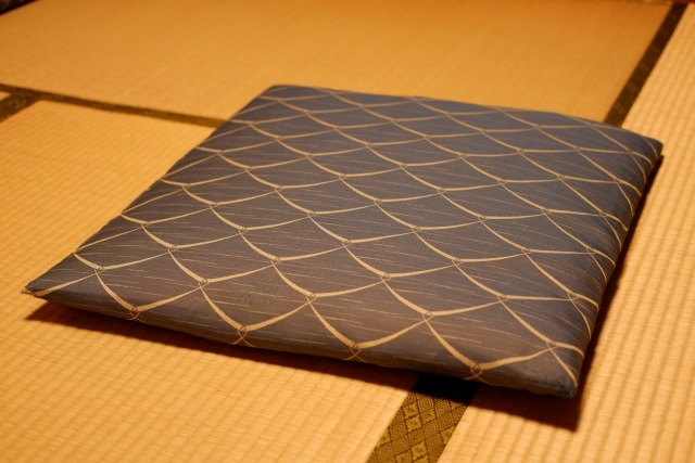 畳に置かれた薄い座布団