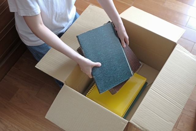 段ボールに不用品を詰める様子