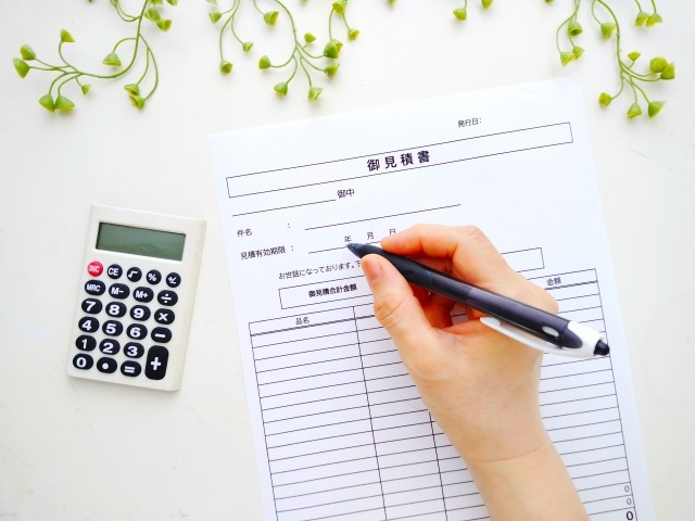 見積もり書にペンで記入する様子