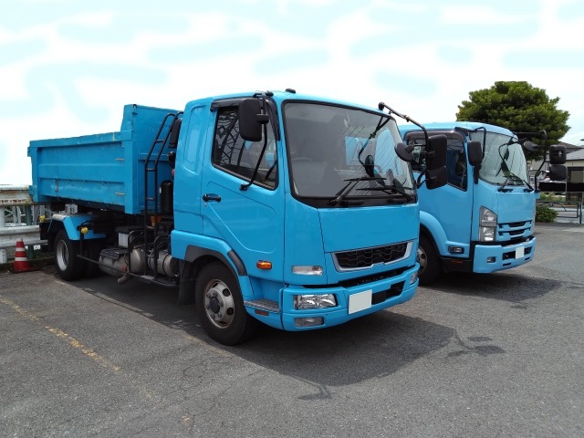 二台の青いトラック