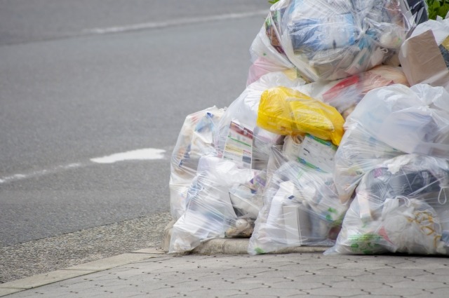 ごみ集積場所に置かれたごみ袋