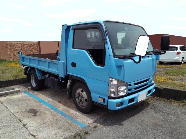 荷台を空にした青い収集トラック