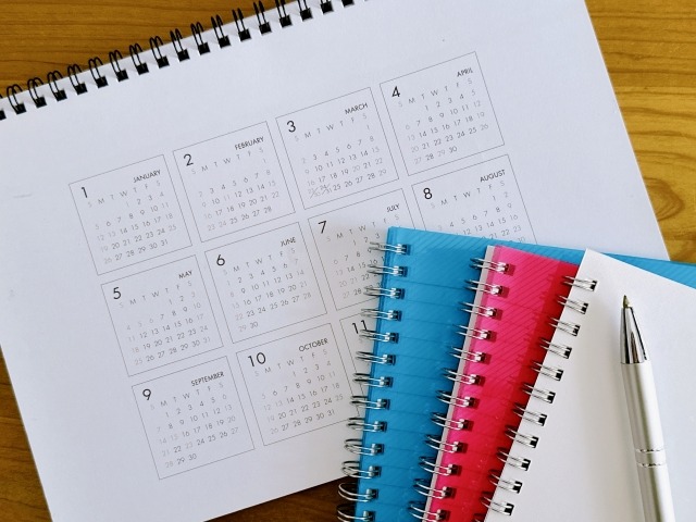 カレンダーと3色の表紙のノート