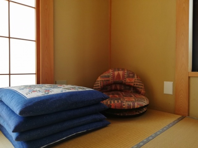 和室の隅に集められた座布団と座椅子