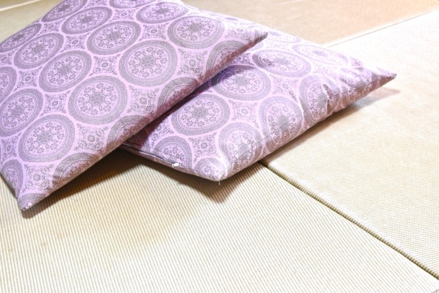 雑に集められた桃色の座布団