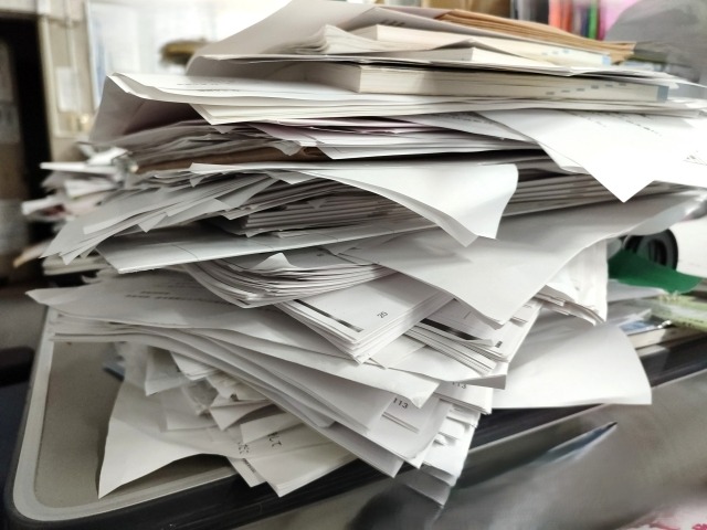 雑に積み重ねられた書類