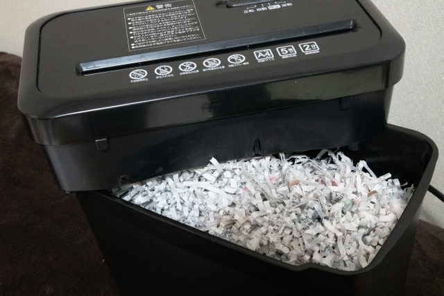 シュレッダーで細切れにされた書類