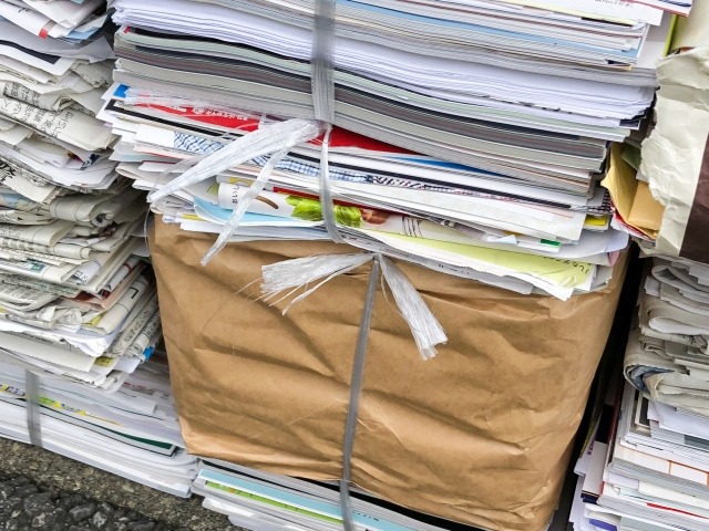 束ねられた大量の書類や古紙