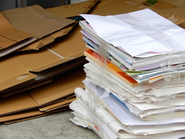 テープで束ねられた処分予定の書類