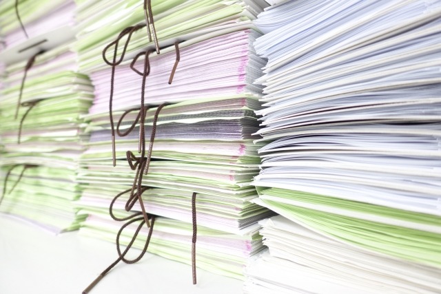 束ねて大量に積み重ねられた書類