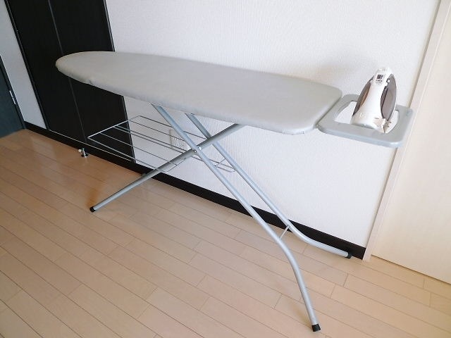 ハイタイプのアイロン台とアイロン
