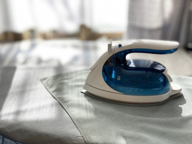 日当たりの良い部屋に置かれたアイロン
