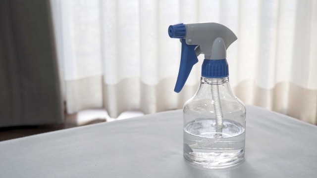 水が入った霧吹きが置かれたアイロン台