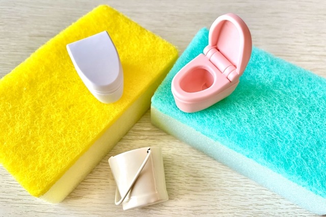 掃除用スポンジとミニチュアのトイレ
