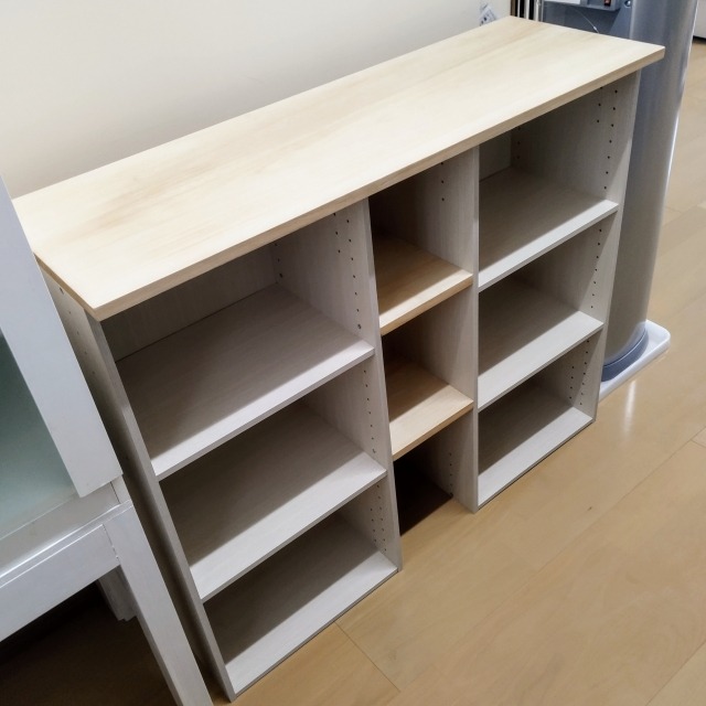 カウンター型の空の食器棚