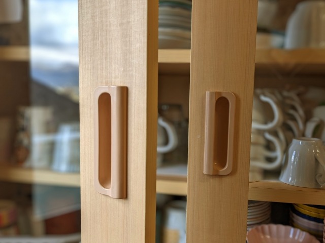 扉をわずかに開けた食器棚