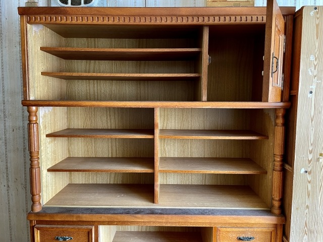 扉が外れた空の食器棚