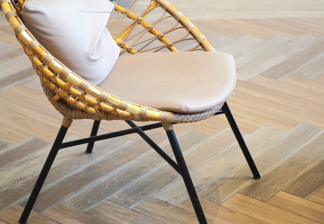 背もたれとクッションが付いた1人掛けチェア