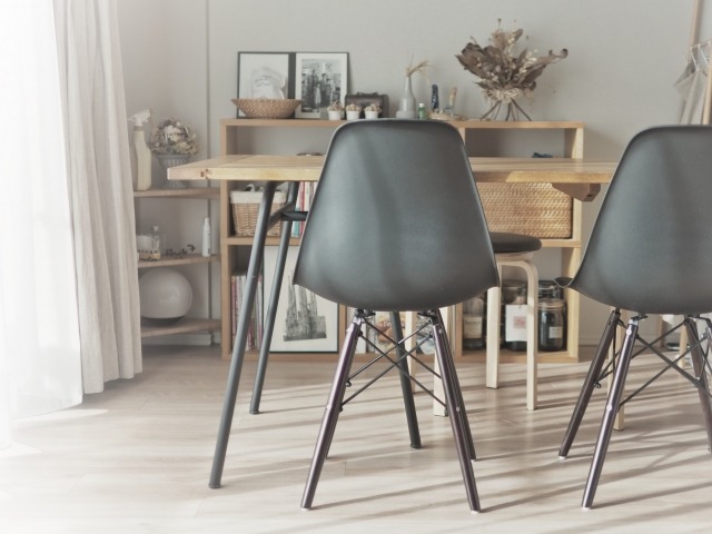 ダイニングに並ぶチェア