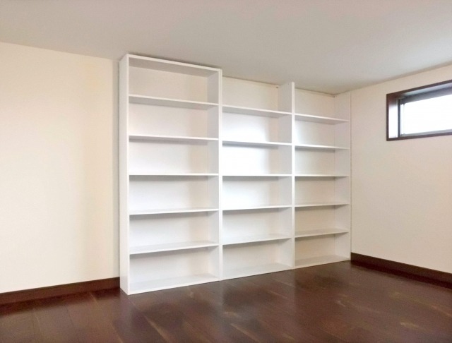 壁際に置かれた白いラック