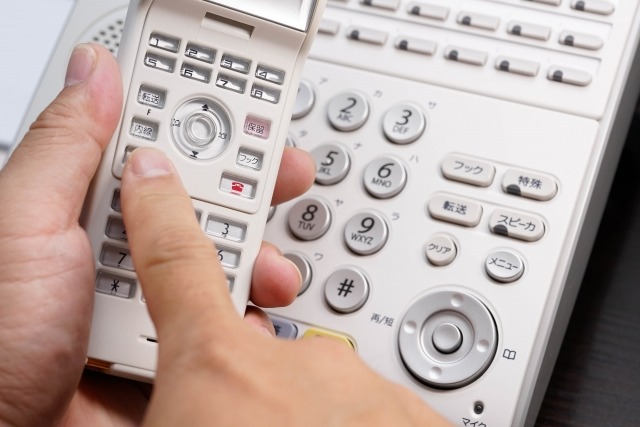 子機を使用して電話をかける様子