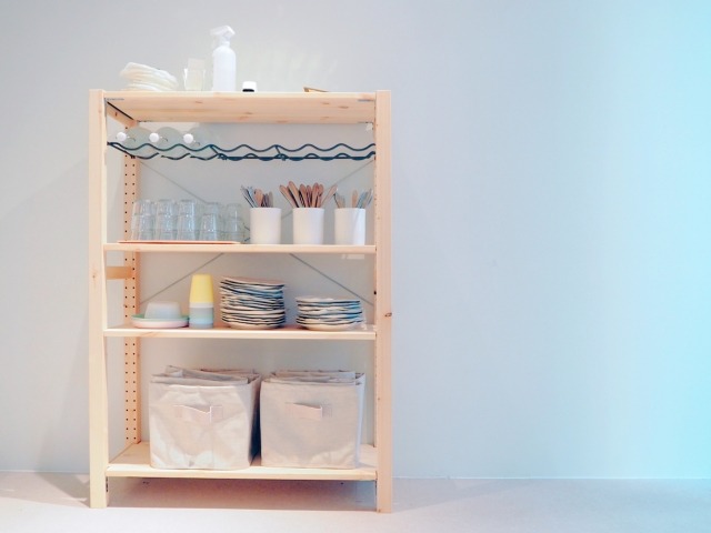 食器類が並ぶ木製ラック