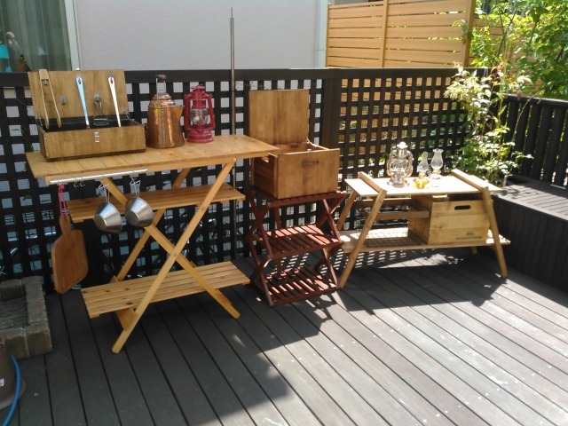 ウッドデッキに並ぶ木製ラック