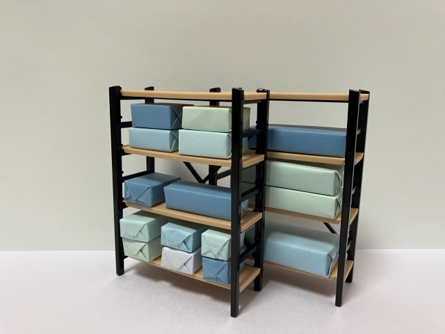 荷物が並ぶミニチュアのラック