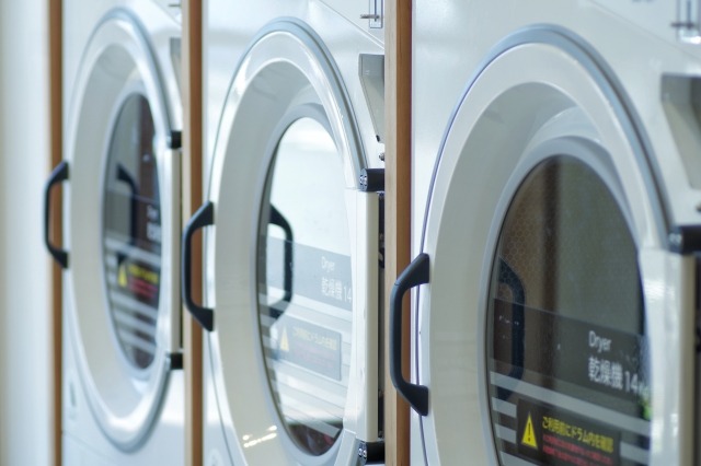 コインランドリーに並ぶ洗濯乾燥機
