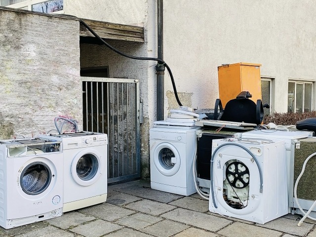 屋外に並ぶ廃棄の衣類乾燥機