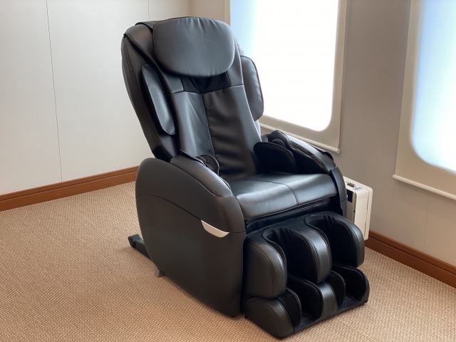 黒いマッサージチェア