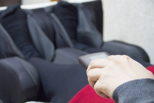マッサージチェアにリモコンを向ける様子