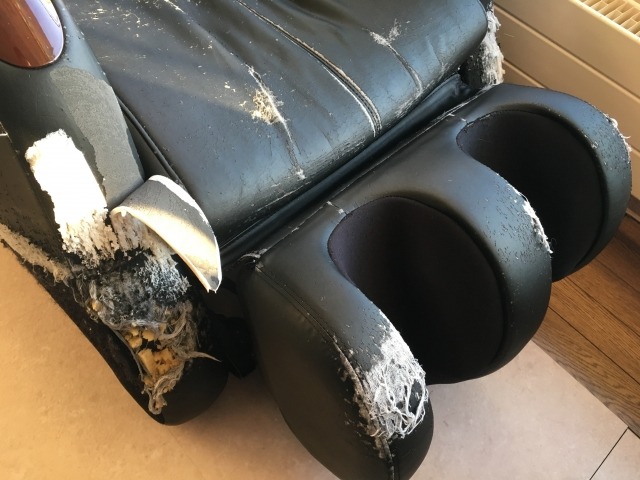 爪研ぎによりレザーが劣化したマッサージチェア