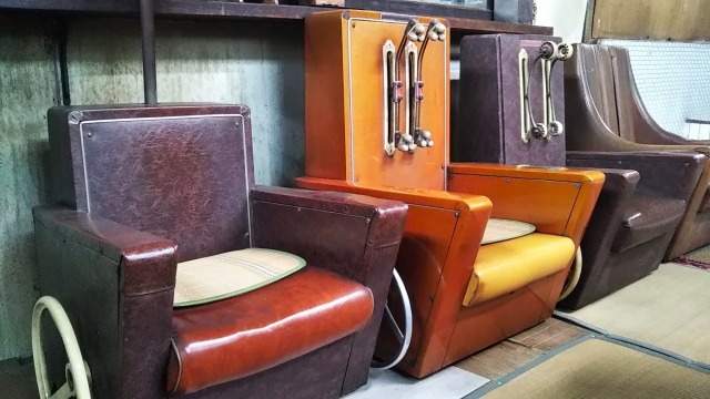 古い機種のマッサージチェアが並ぶ様子