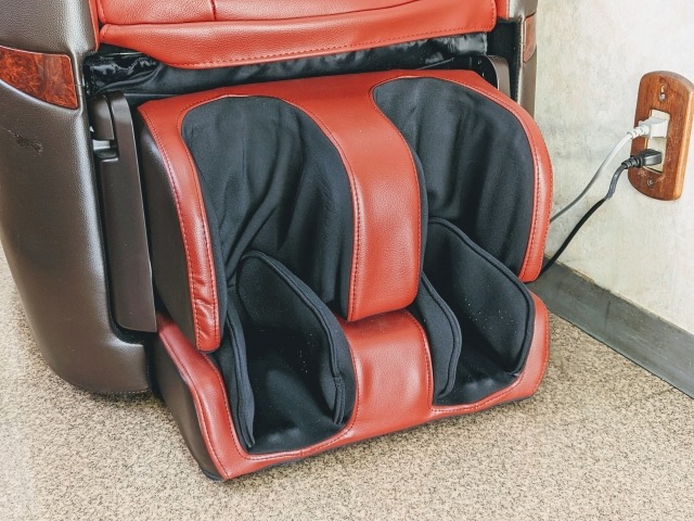 古いマッサージチェアの足元