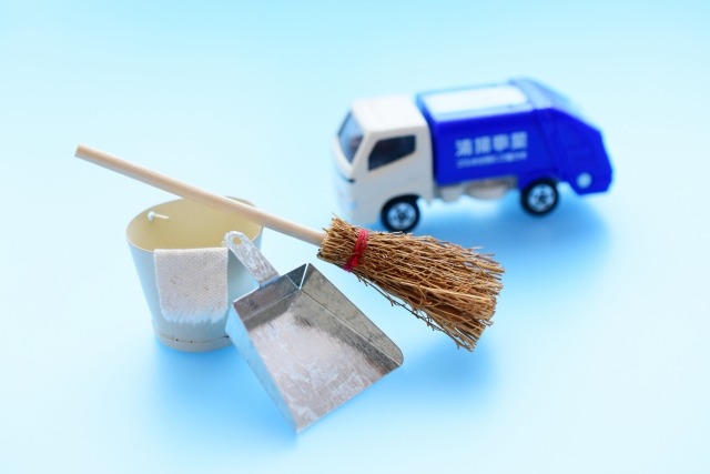 ごみ収集車と掃除用具のミニチュア